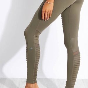 Alo Yoga Moto Leggings Army Green - Gem